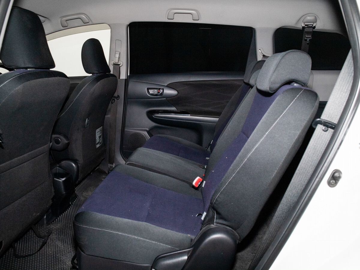 Toyota Wish 2013 - фото автомобиля