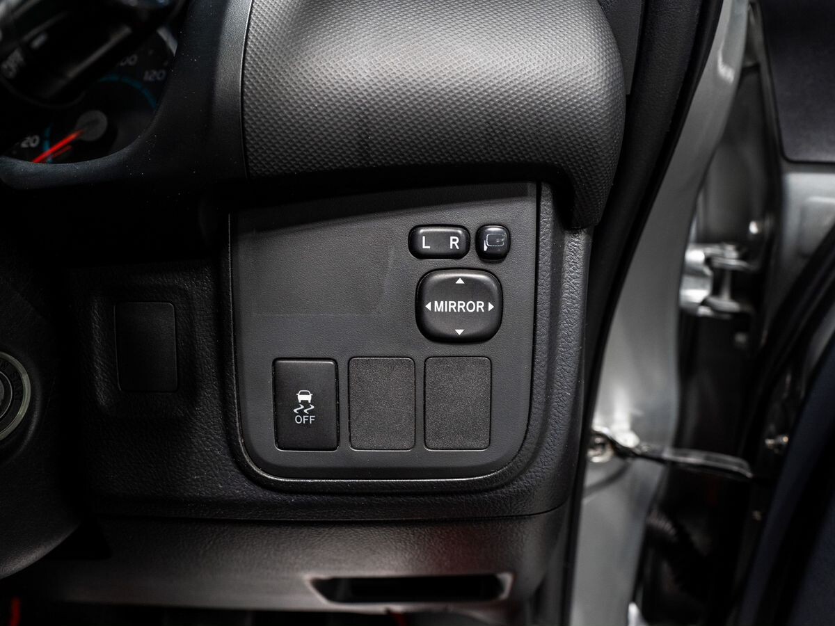 Toyota Wish 2011 - фото автомобиля