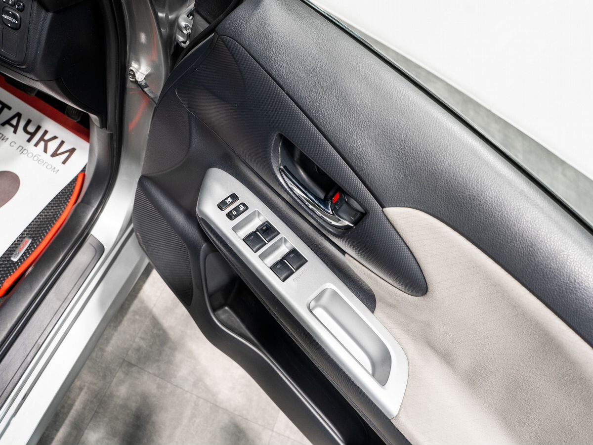 Toyota Wish 2011 - фото автомобиля