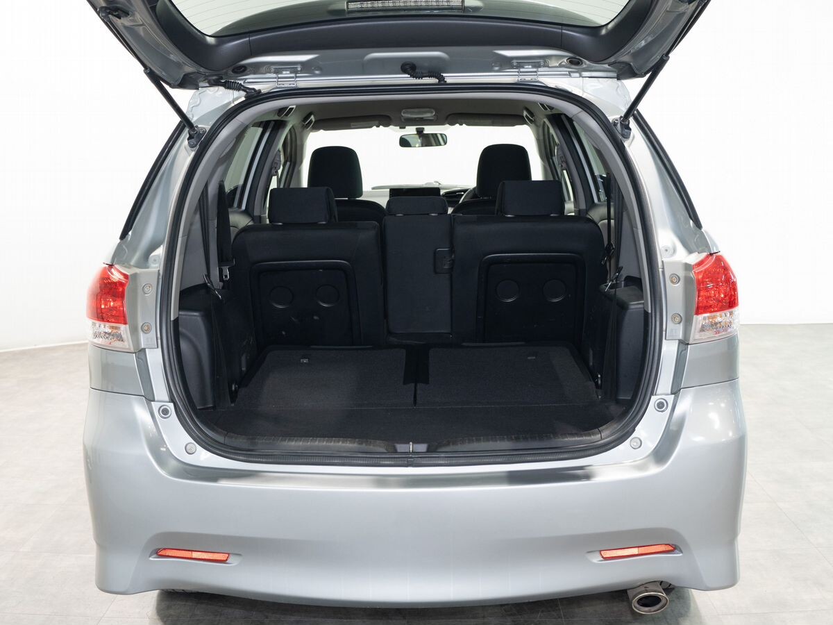 Toyota Wish 2011 - фото автомобиля