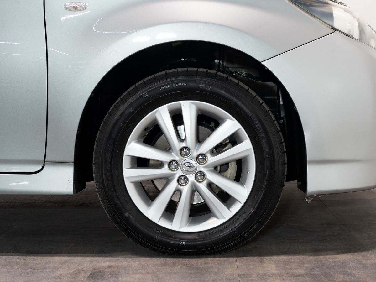 Toyota Wish 2011 - фото автомобиля