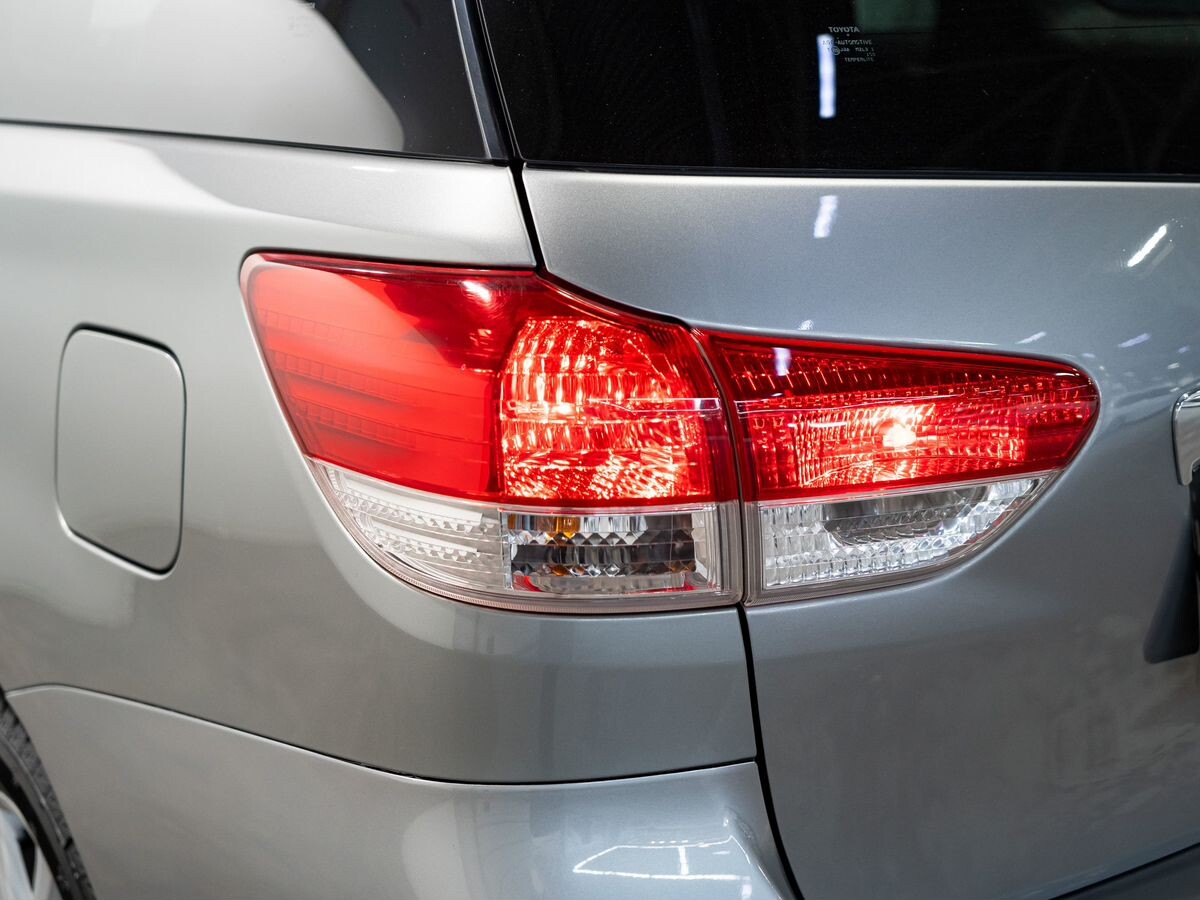 Toyota Wish 2011 - фото автомобиля