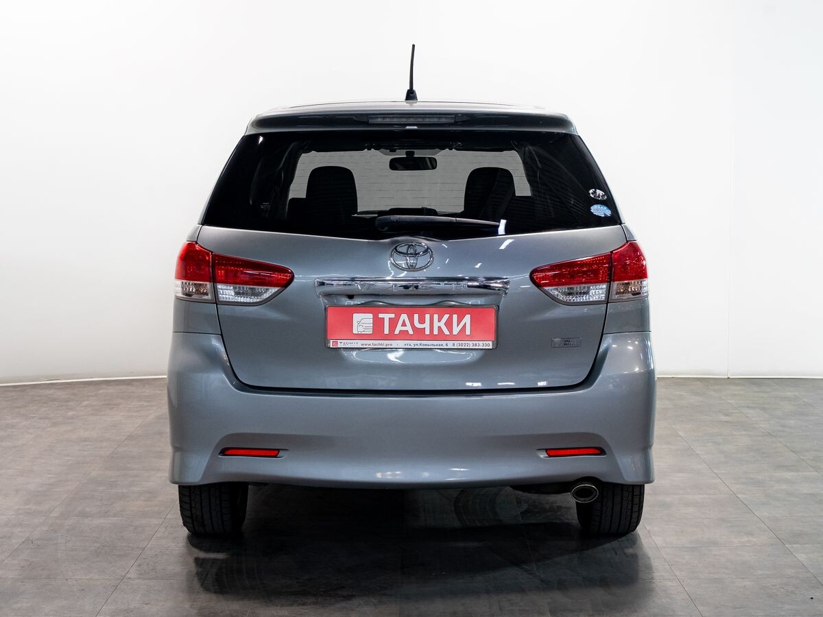 Toyota Wish 2011 - фото автомобиля
