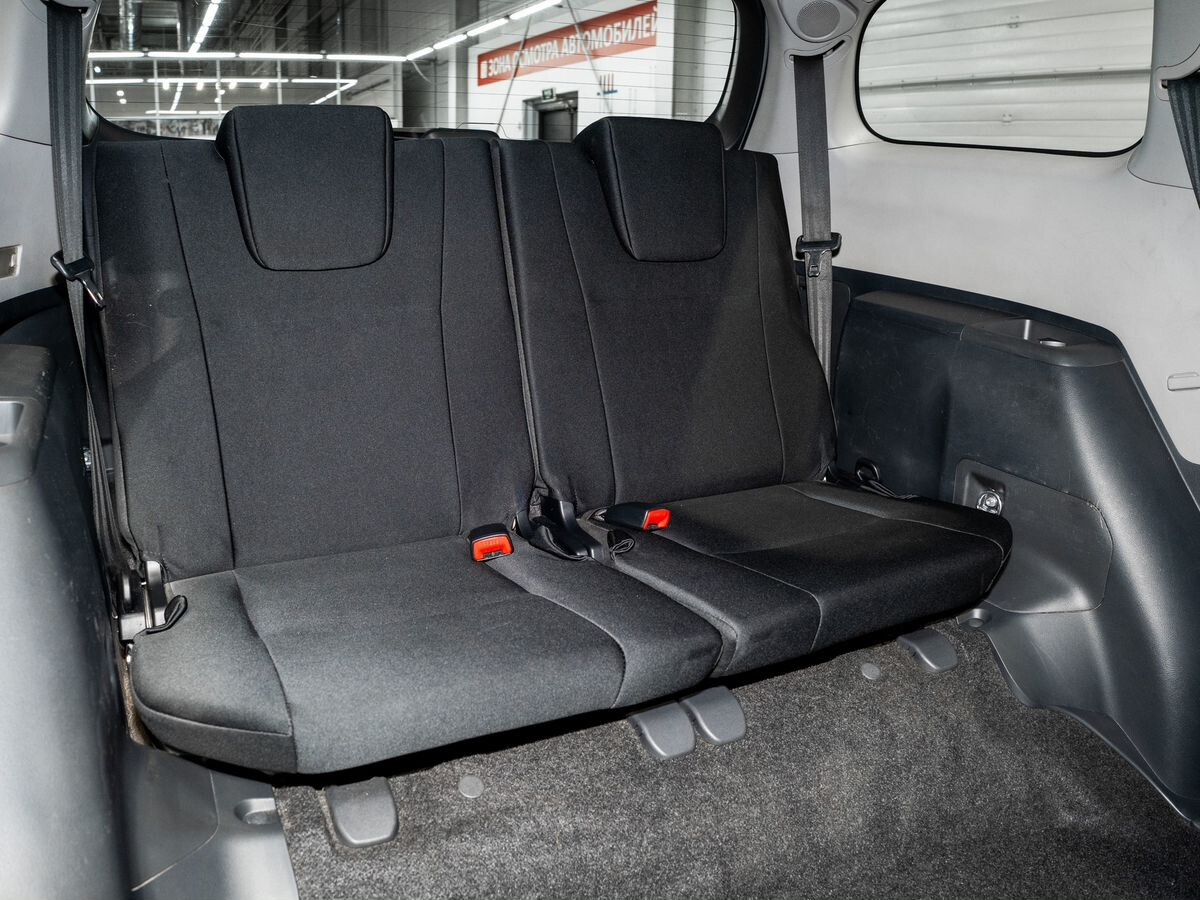 Toyota Wish 2011 - фото автомобиля