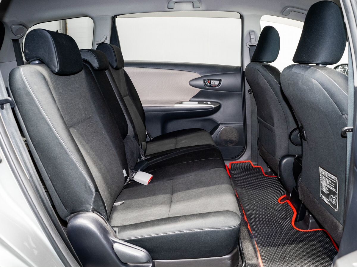 Toyota Wish 2011 - фото автомобиля