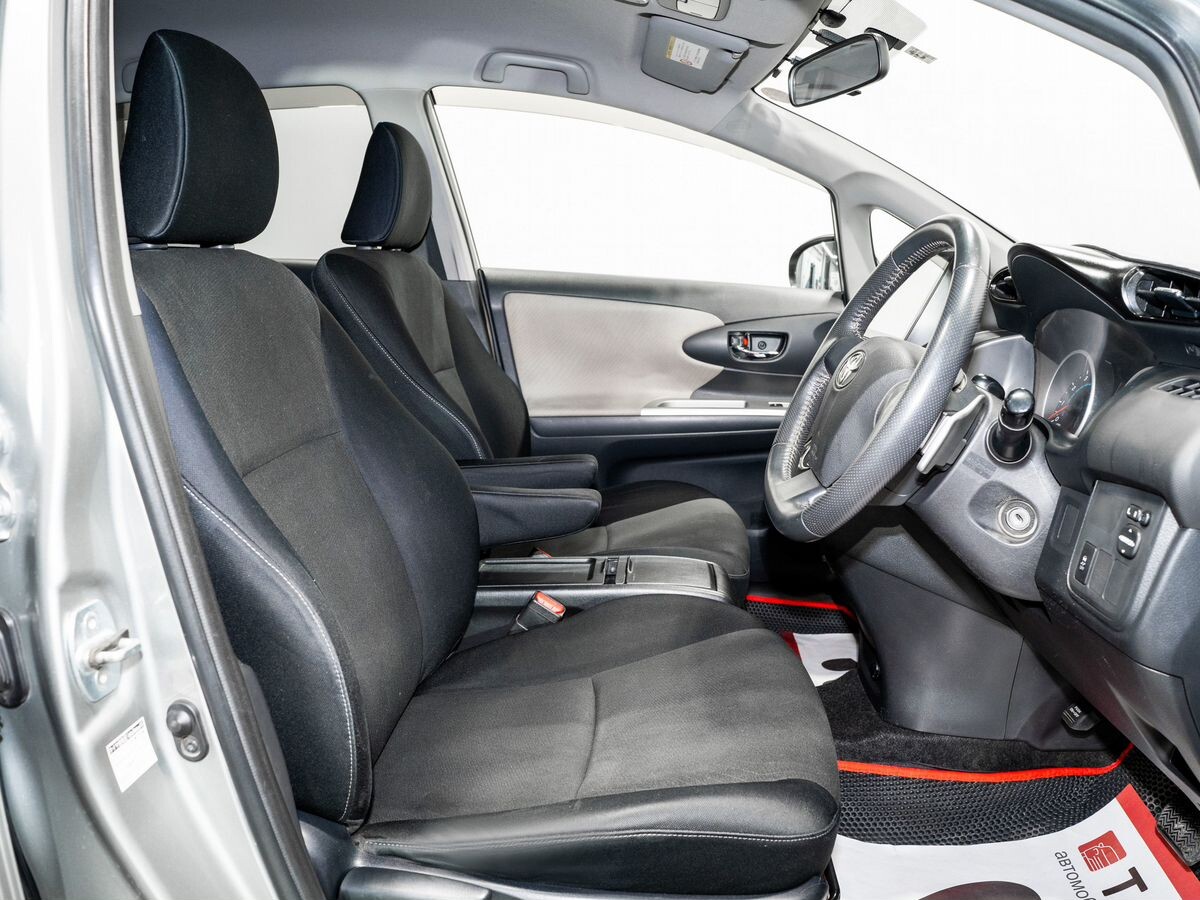 Toyota Wish 2011 - фото автомобиля