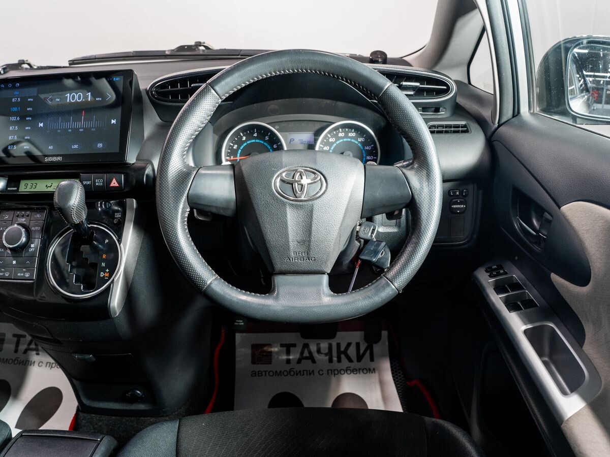 Toyota Wish 2011 - фото автомобиля