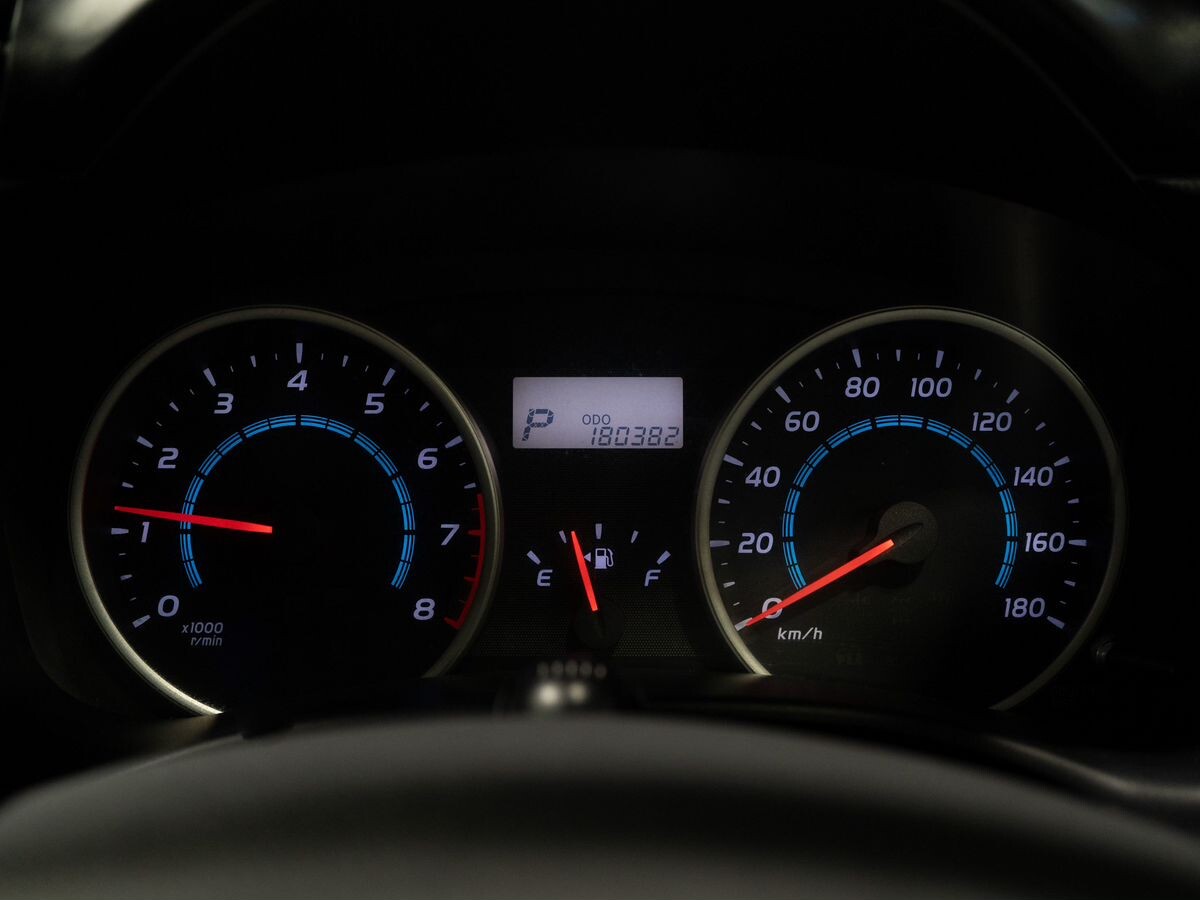 Toyota Wish 2011 - фото автомобиля