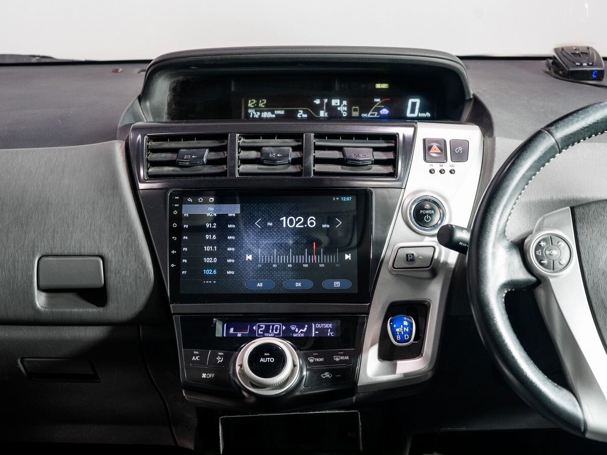 Toyota Prius Alpha 2013 - фото автомобиля