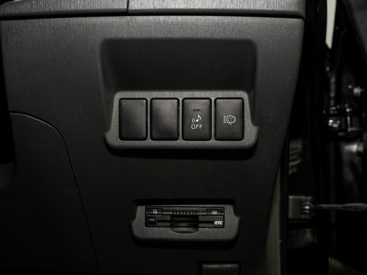 Toyota Prius Alpha 2013 - фото автомобиля