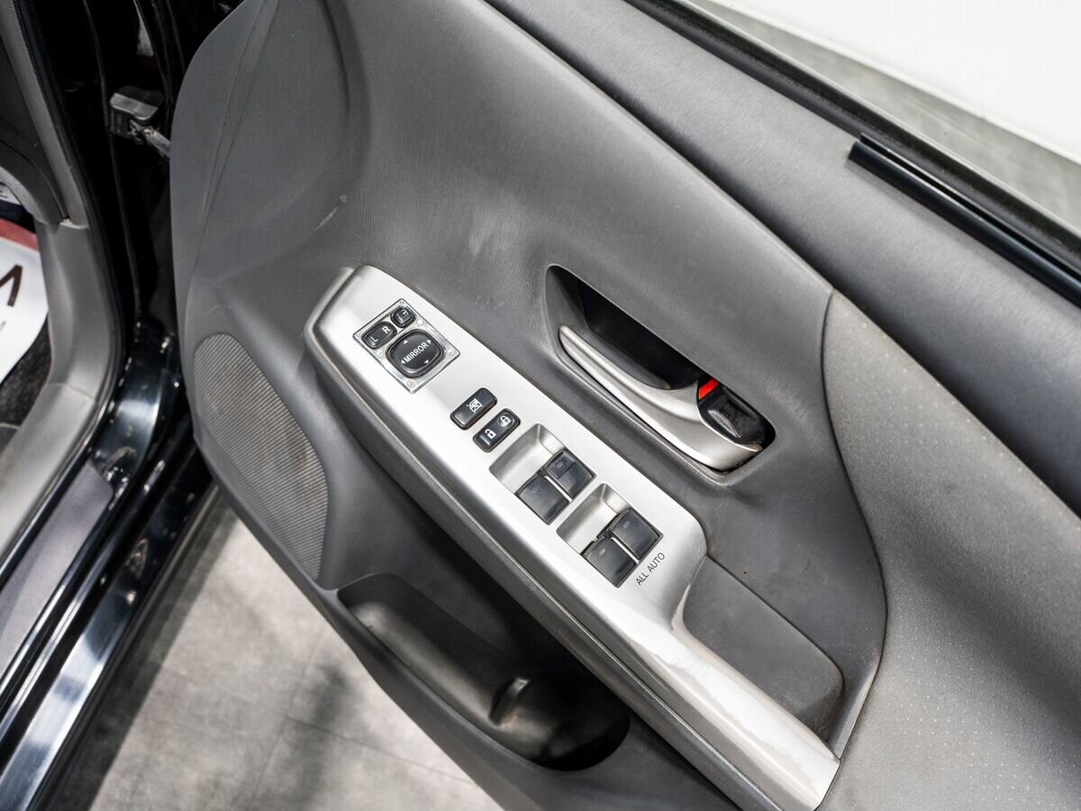 Toyota Prius Alpha 2013 - фото автомобиля