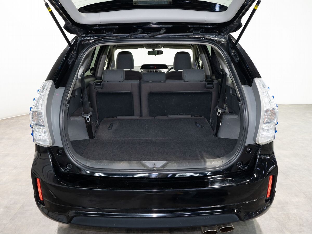 Toyota Prius Alpha 2013 - фото автомобиля