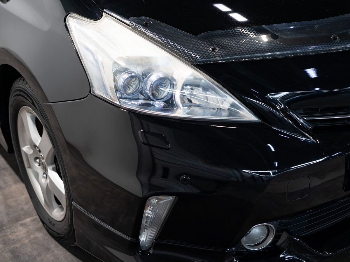 Toyota Prius Alpha 2013 - фото автомобиля