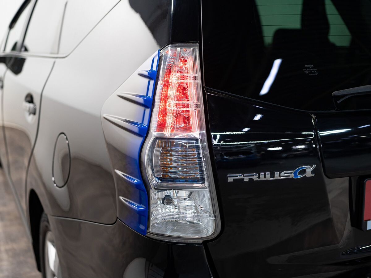 Toyota Prius Alpha 2013 - фото автомобиля