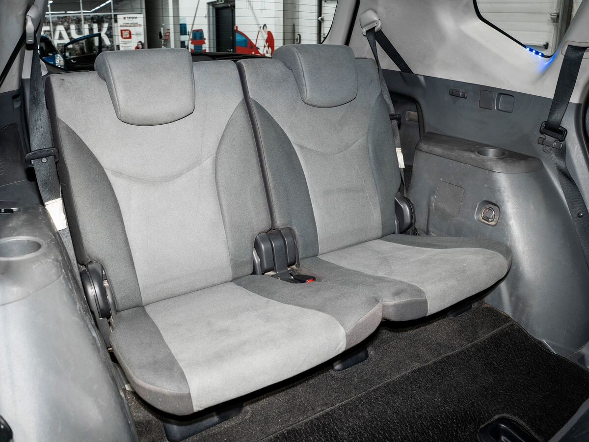 Toyota Prius Alpha 2013 - фото автомобиля