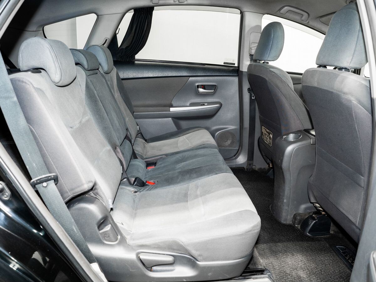 Toyota Prius Alpha 2013 - фото автомобиля