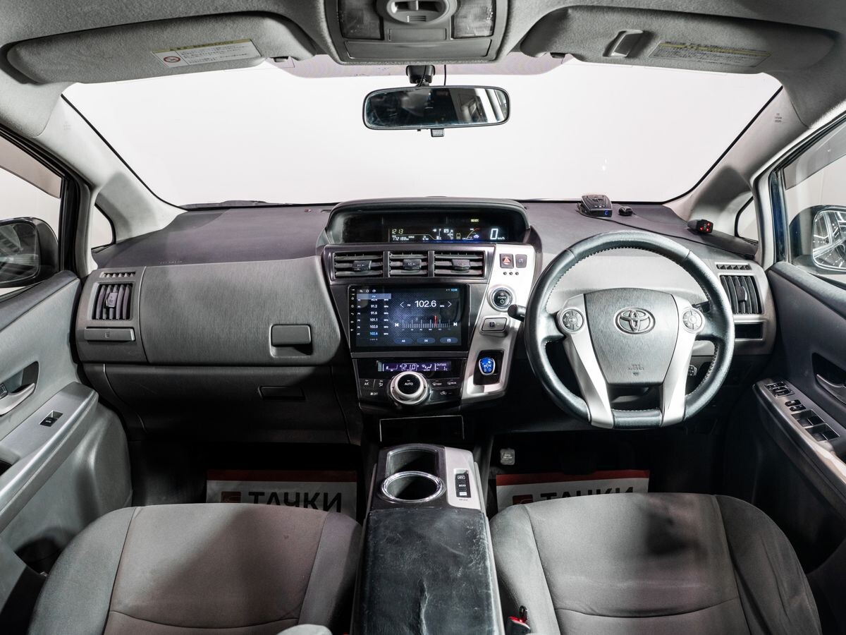 Toyota Prius Alpha 2013 - фото автомобиля