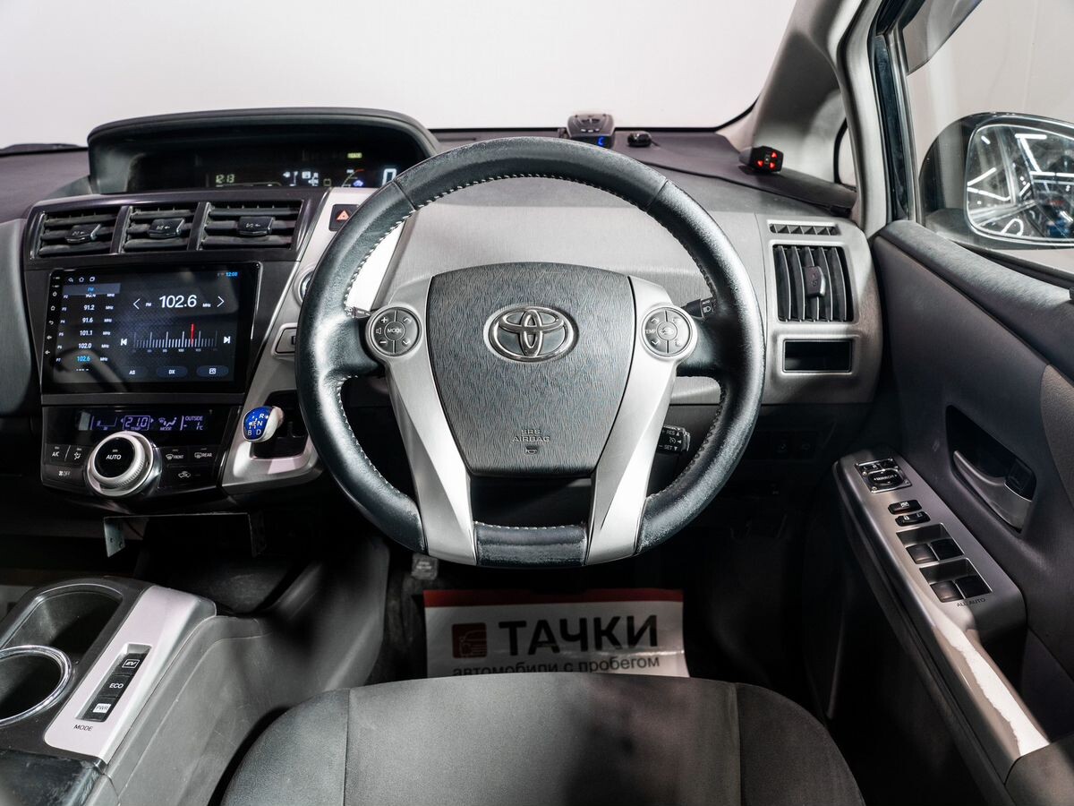 Toyota Prius Alpha 2013 - фото автомобиля