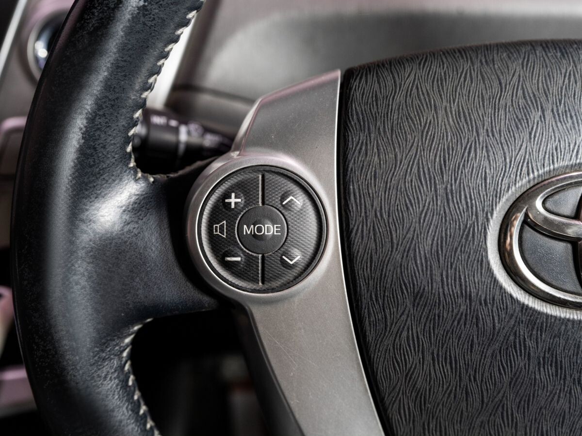 Toyota Prius Alpha 2013 - фото автомобиля