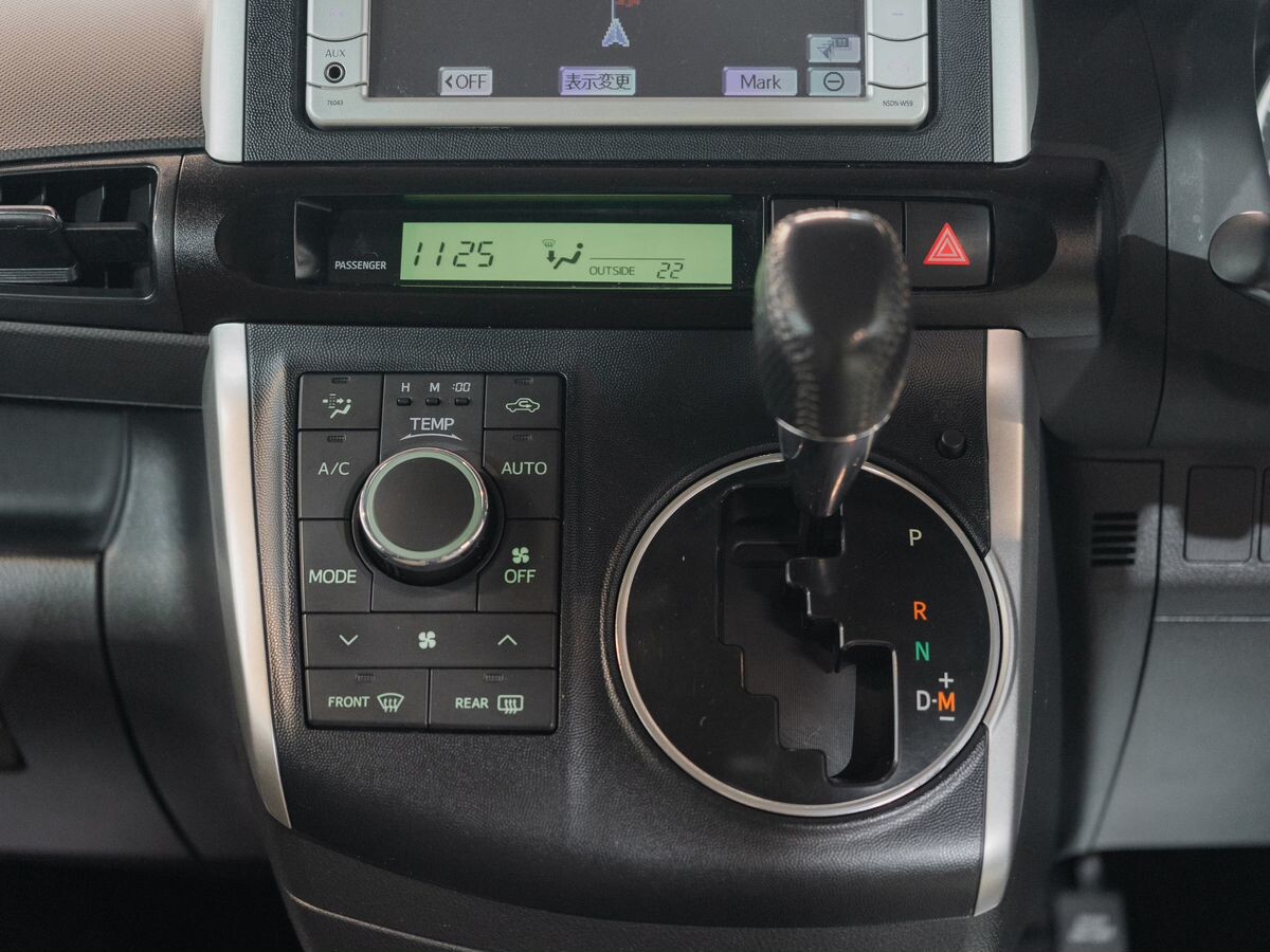 Toyota Wish 2010 - фото автомобиля