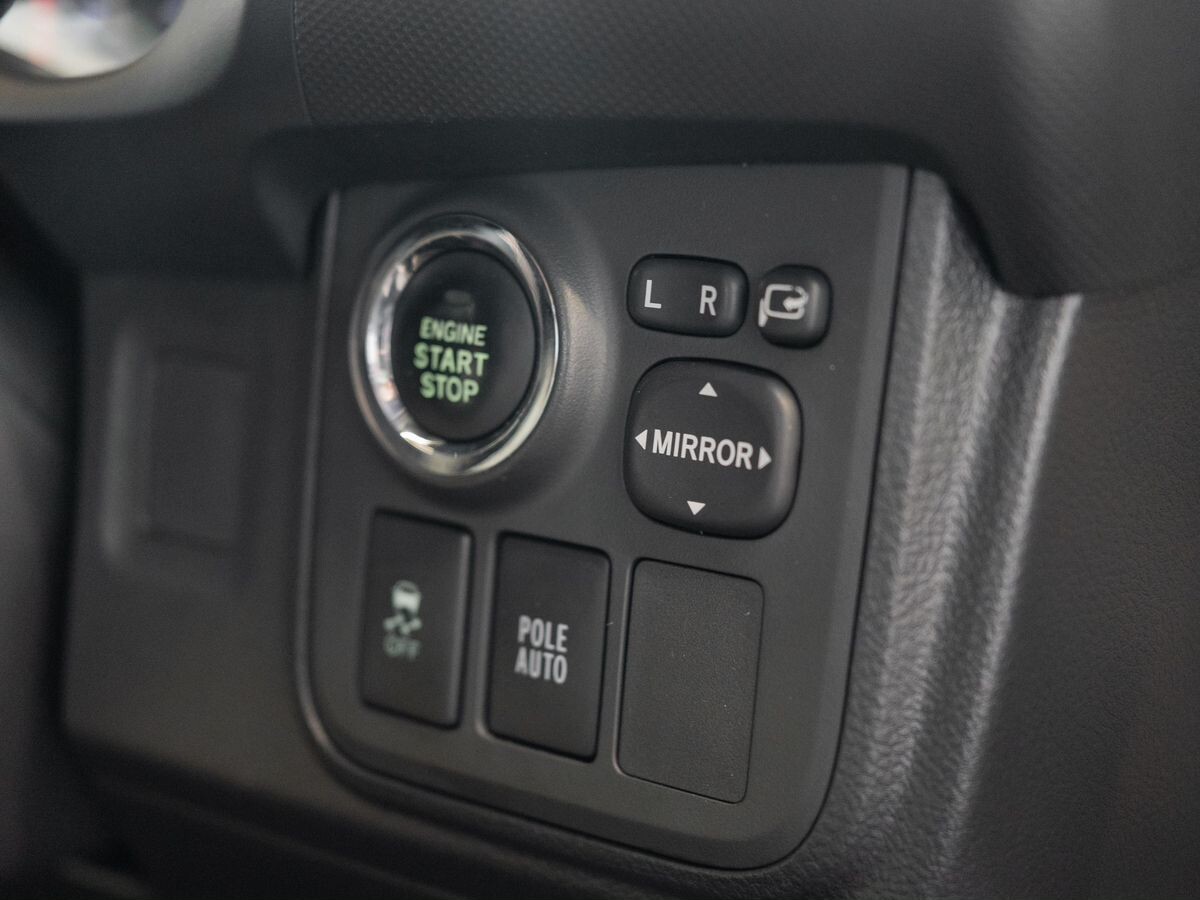 Toyota Wish 2010 - фото автомобиля