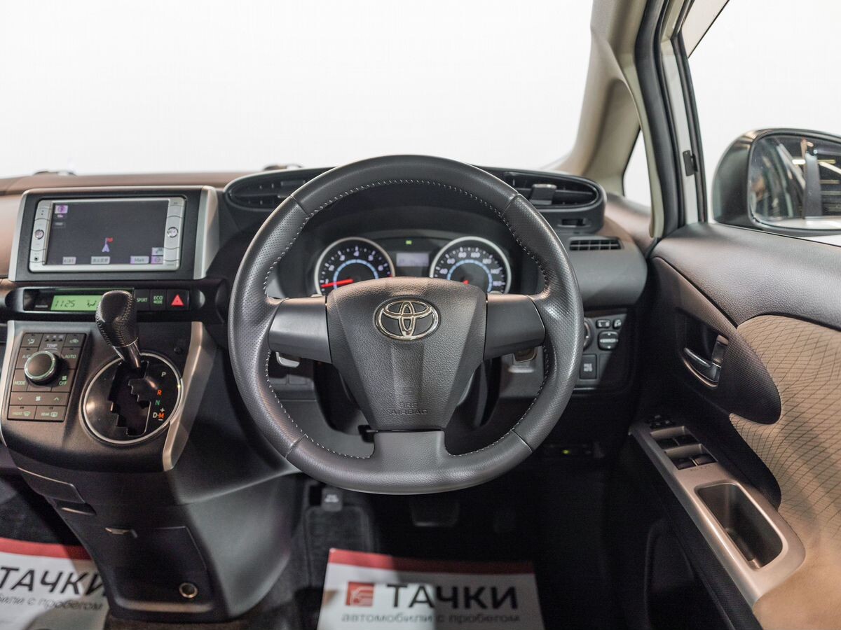 Toyota Wish 2010 - фото автомобиля