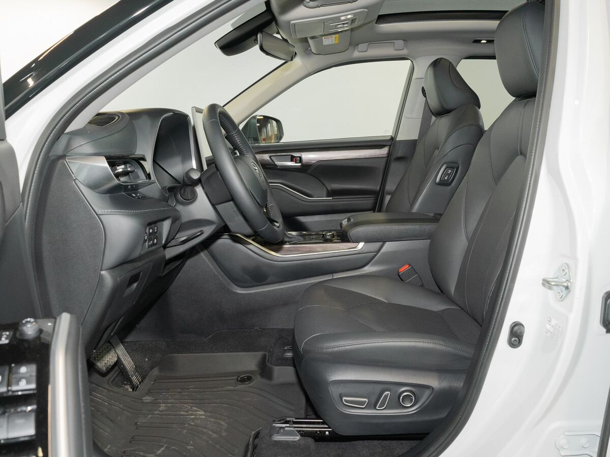 Toyota Highlander 2025 - фото автомобиля