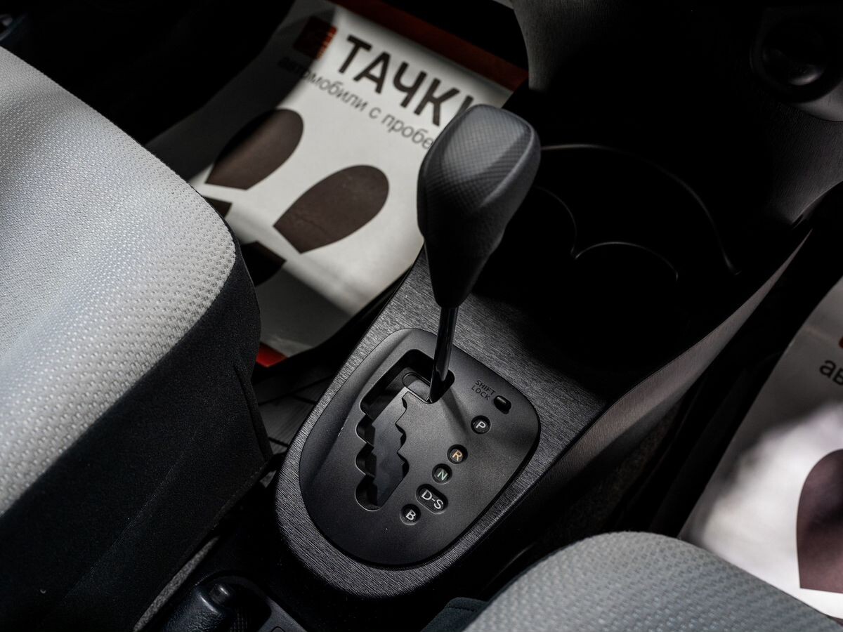 Toyota Vitz 2013 - фото автомобиля