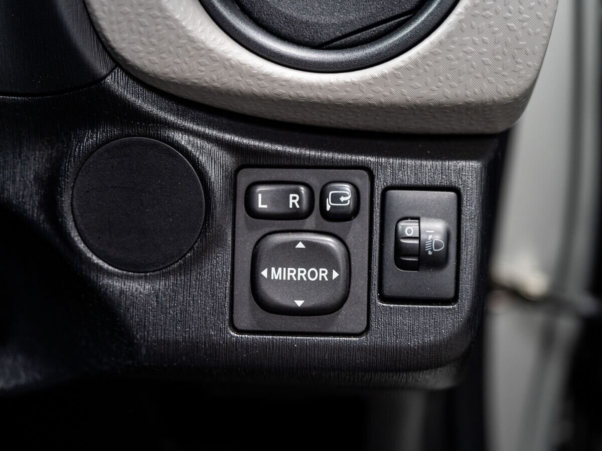 Toyota Vitz 2013 - фото автомобиля