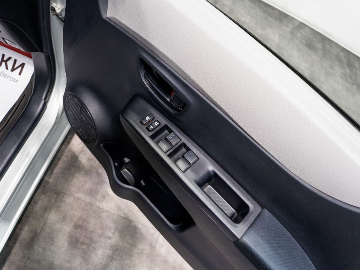 Toyota Vitz 2013 - фото автомобиля