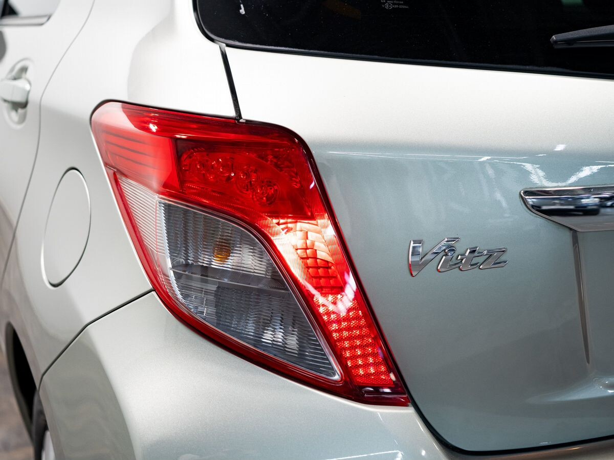 Toyota Vitz 2013 - фото автомобиля