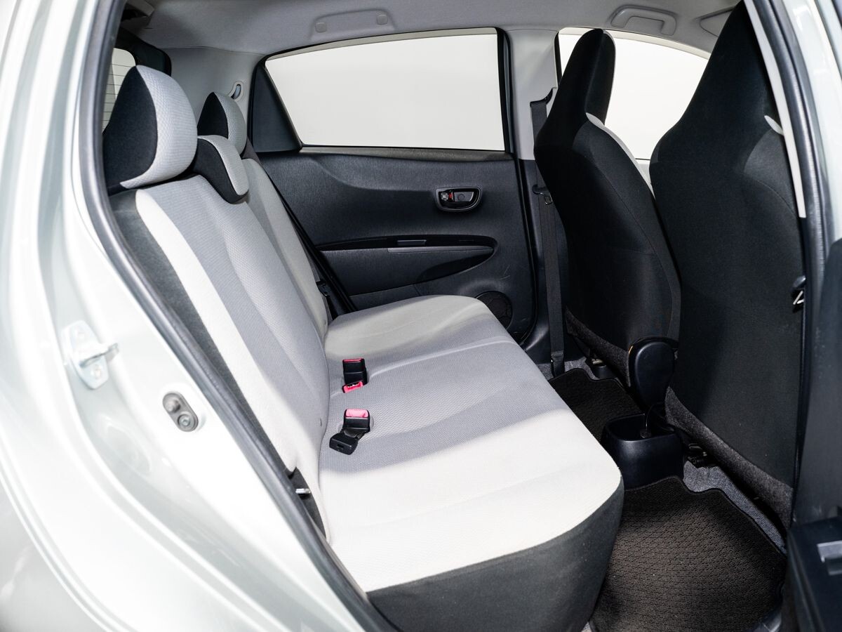 Toyota Vitz 2013 - фото автомобиля