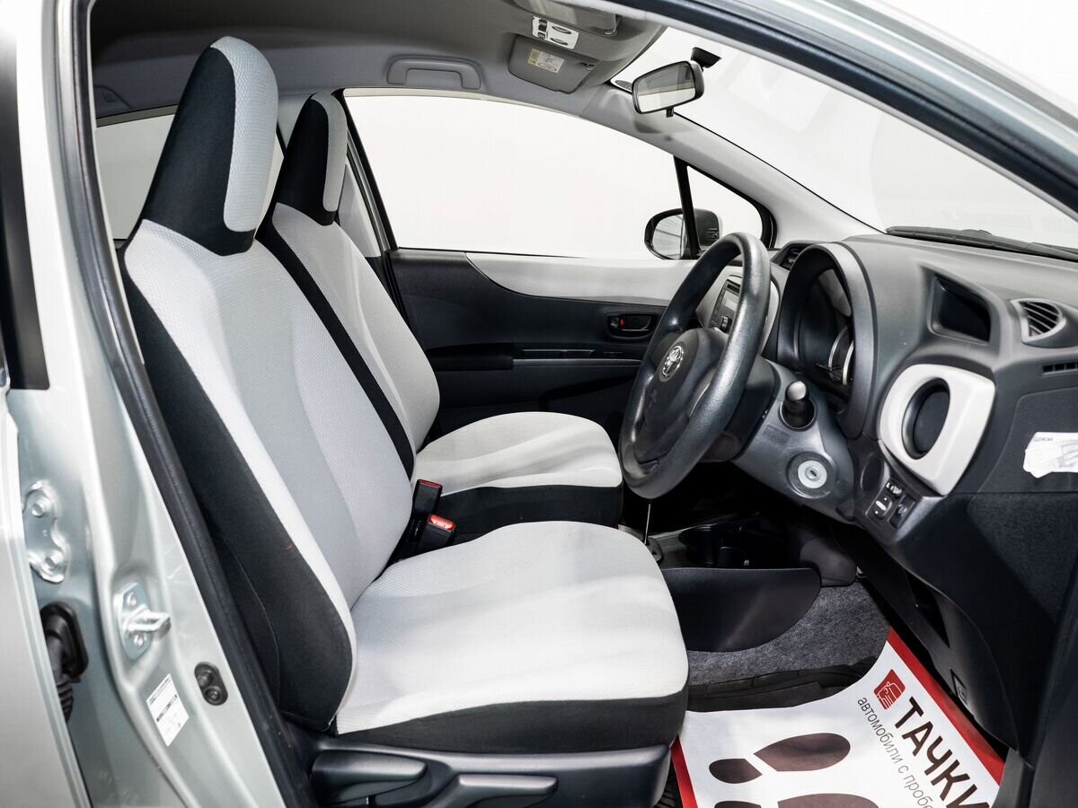 Toyota Vitz 2013 - фото автомобиля