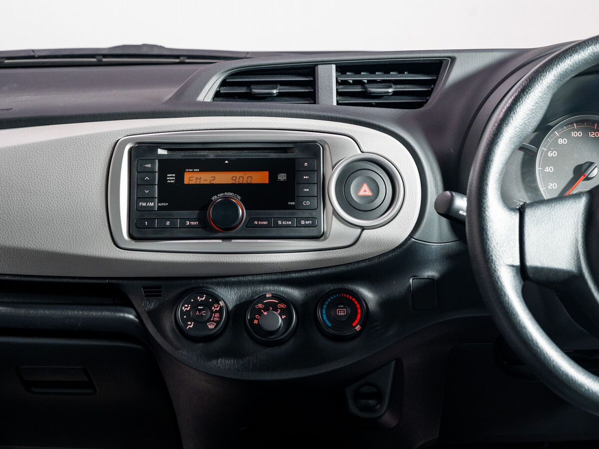 Toyota Vitz 2013 - фото автомобиля