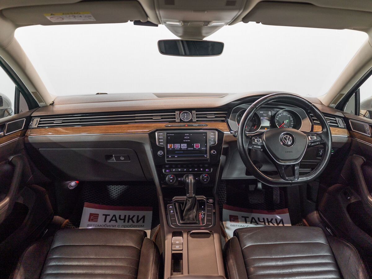 Volkswagen Passat Pro 2015 - фото автомобиля