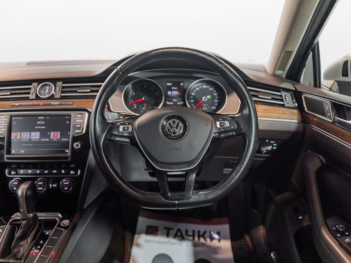 Volkswagen Passat Pro 2015 - фото автомобиля