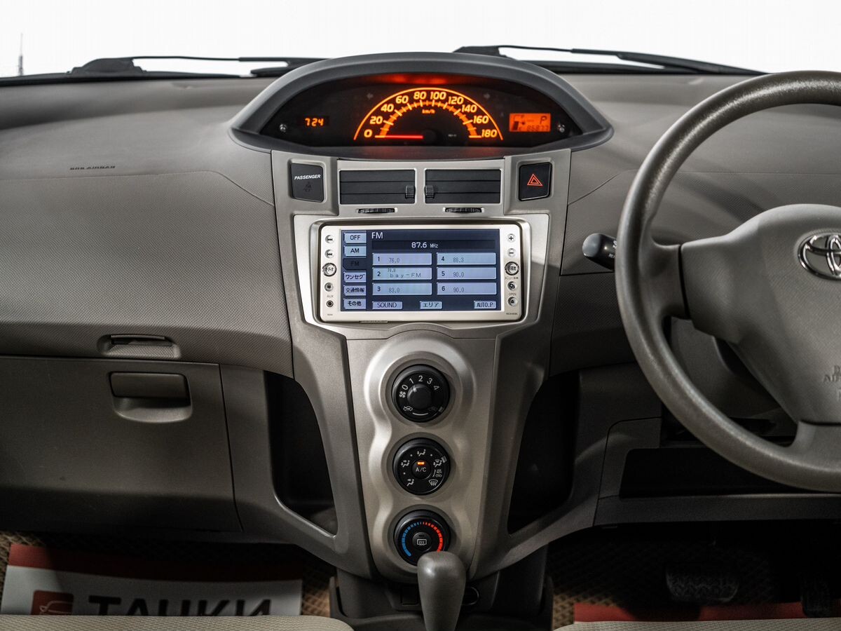 Toyota Vitz 2009 - фото автомобиля
