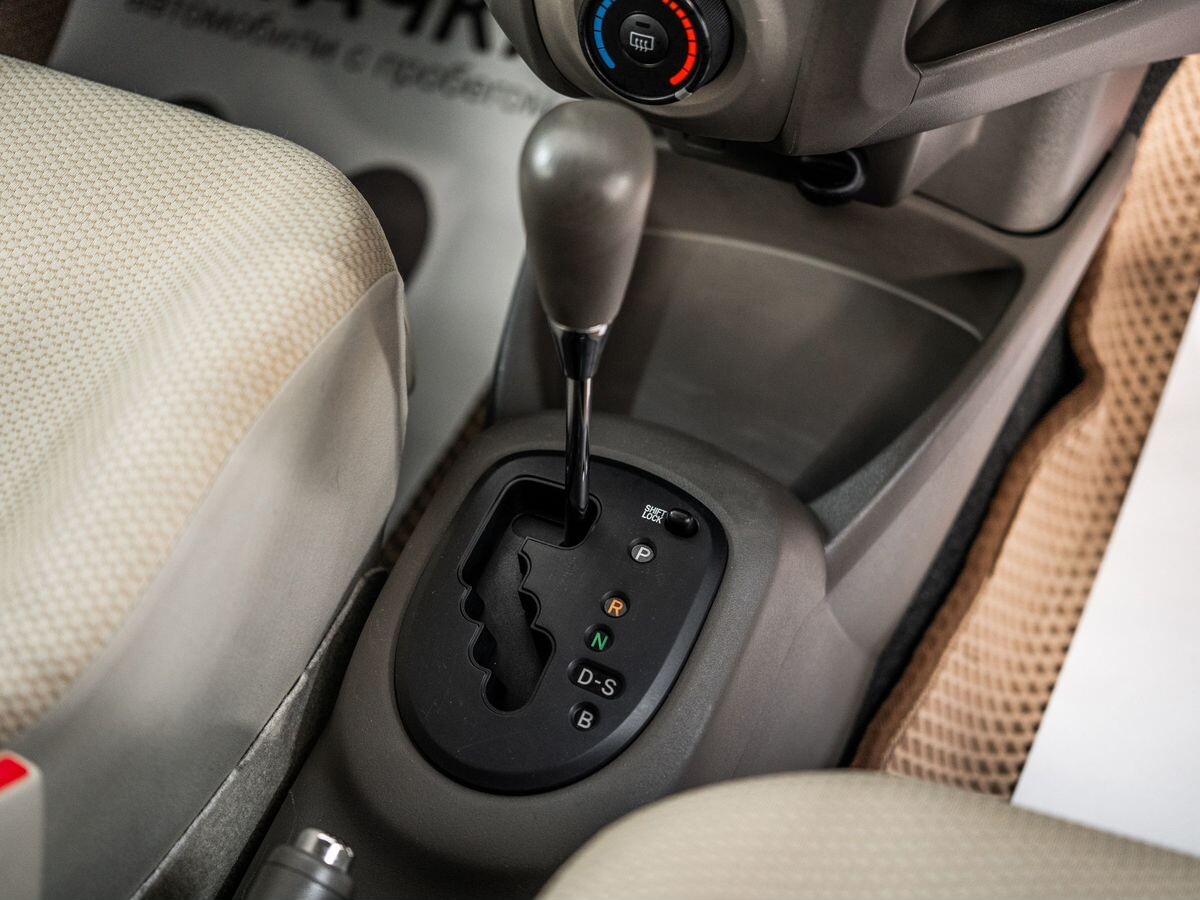 Toyota Vitz 2009 - фото автомобиля