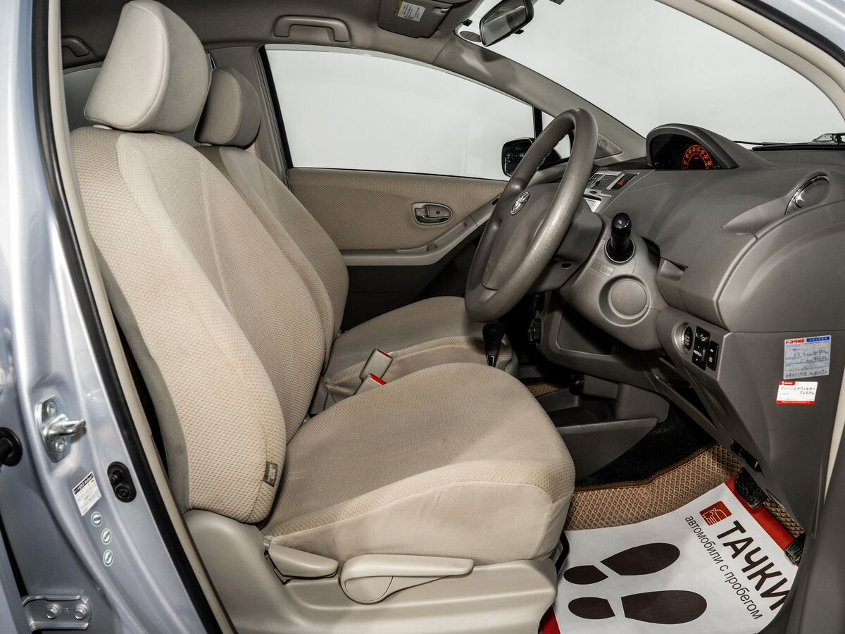 Toyota Vitz 2009 - фото автомобиля