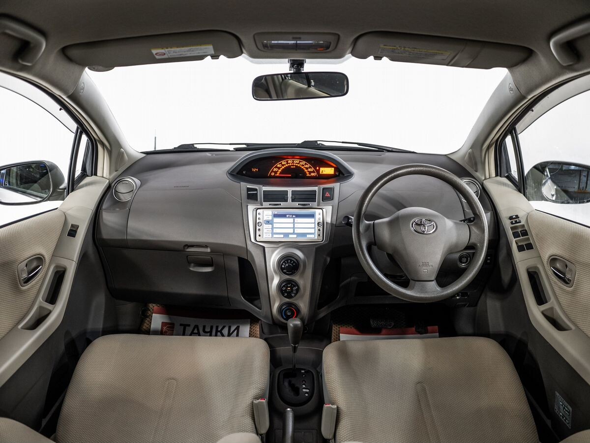 Toyota Vitz 2009 - фото автомобиля