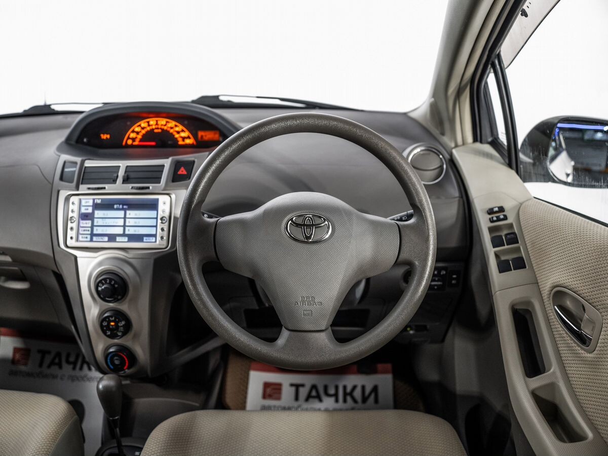 Toyota Vitz 2009 - фото автомобиля