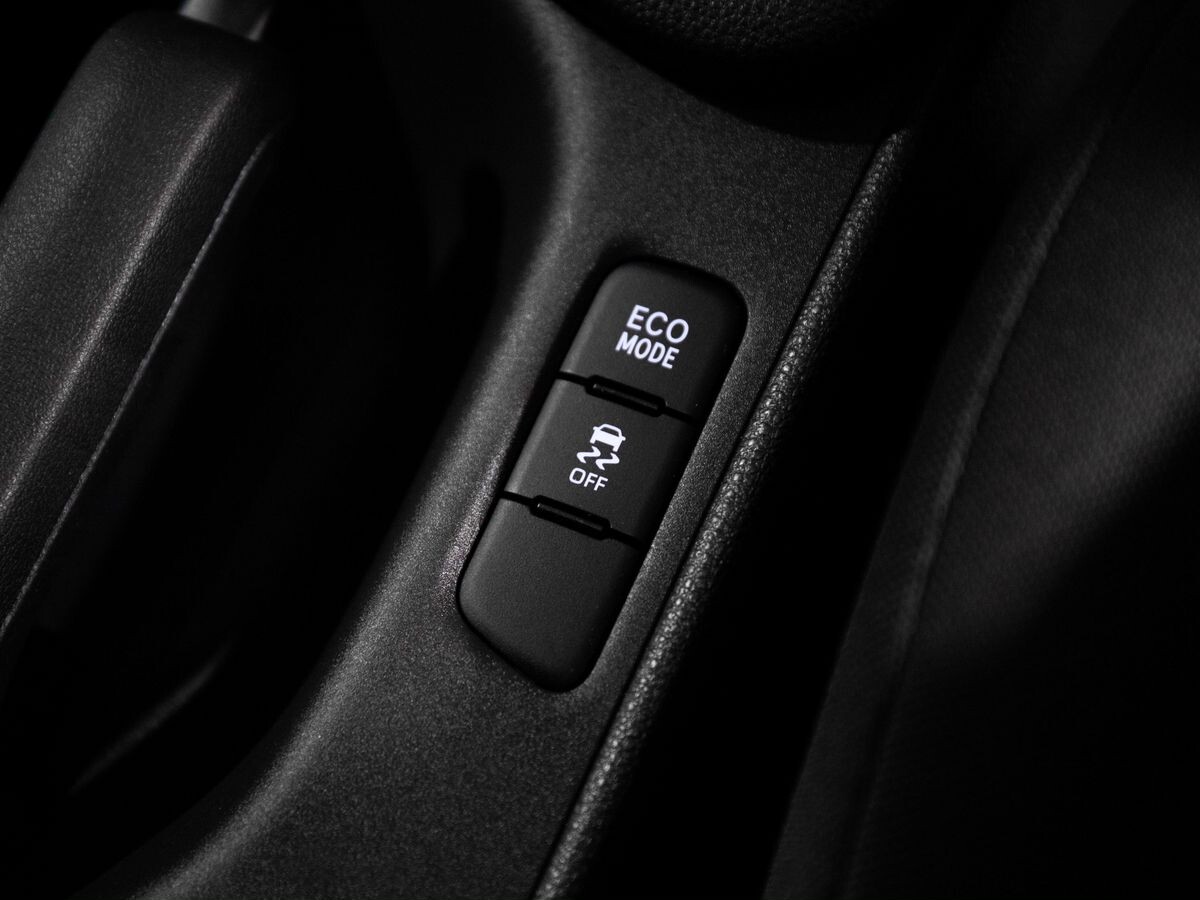 Toyota Yaris 2020 - фото автомобиля