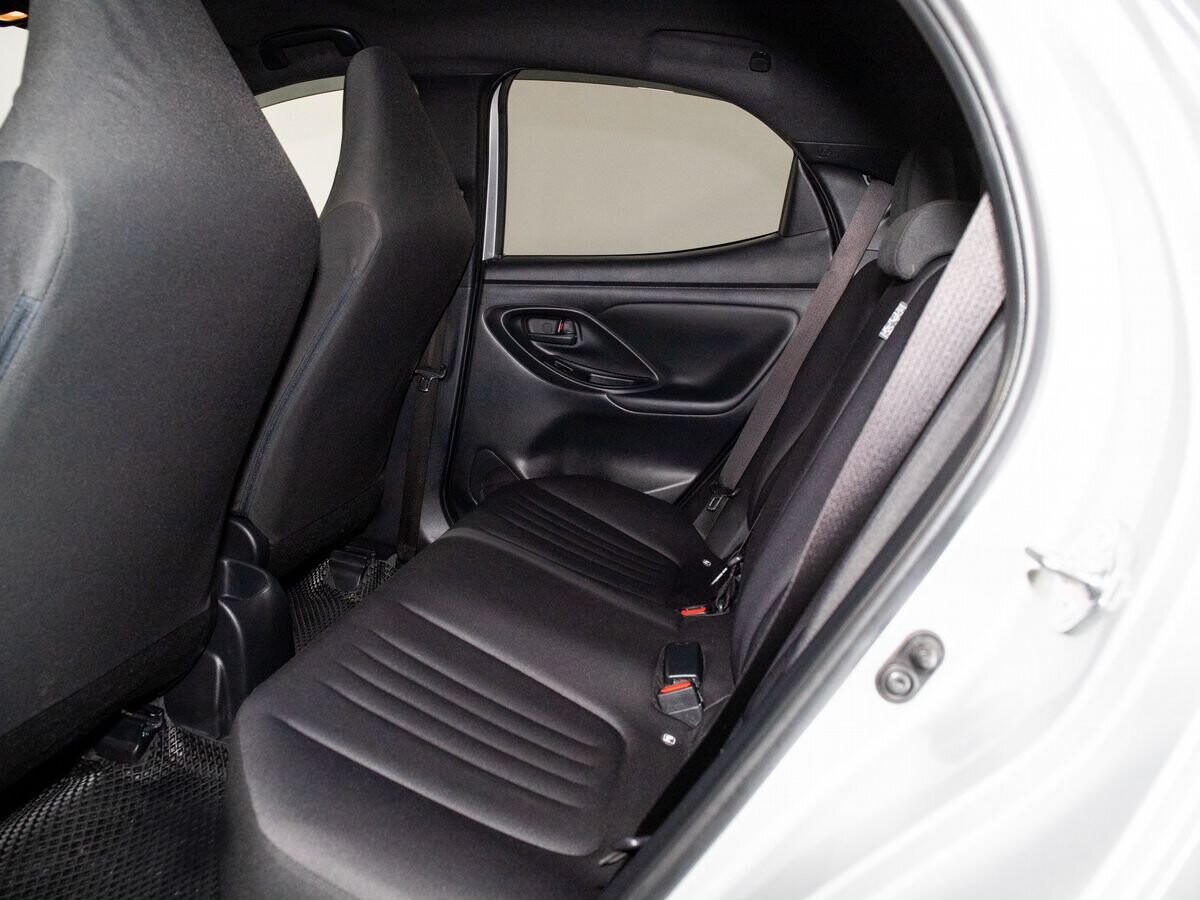 Toyota Yaris 2020 - фото автомобиля