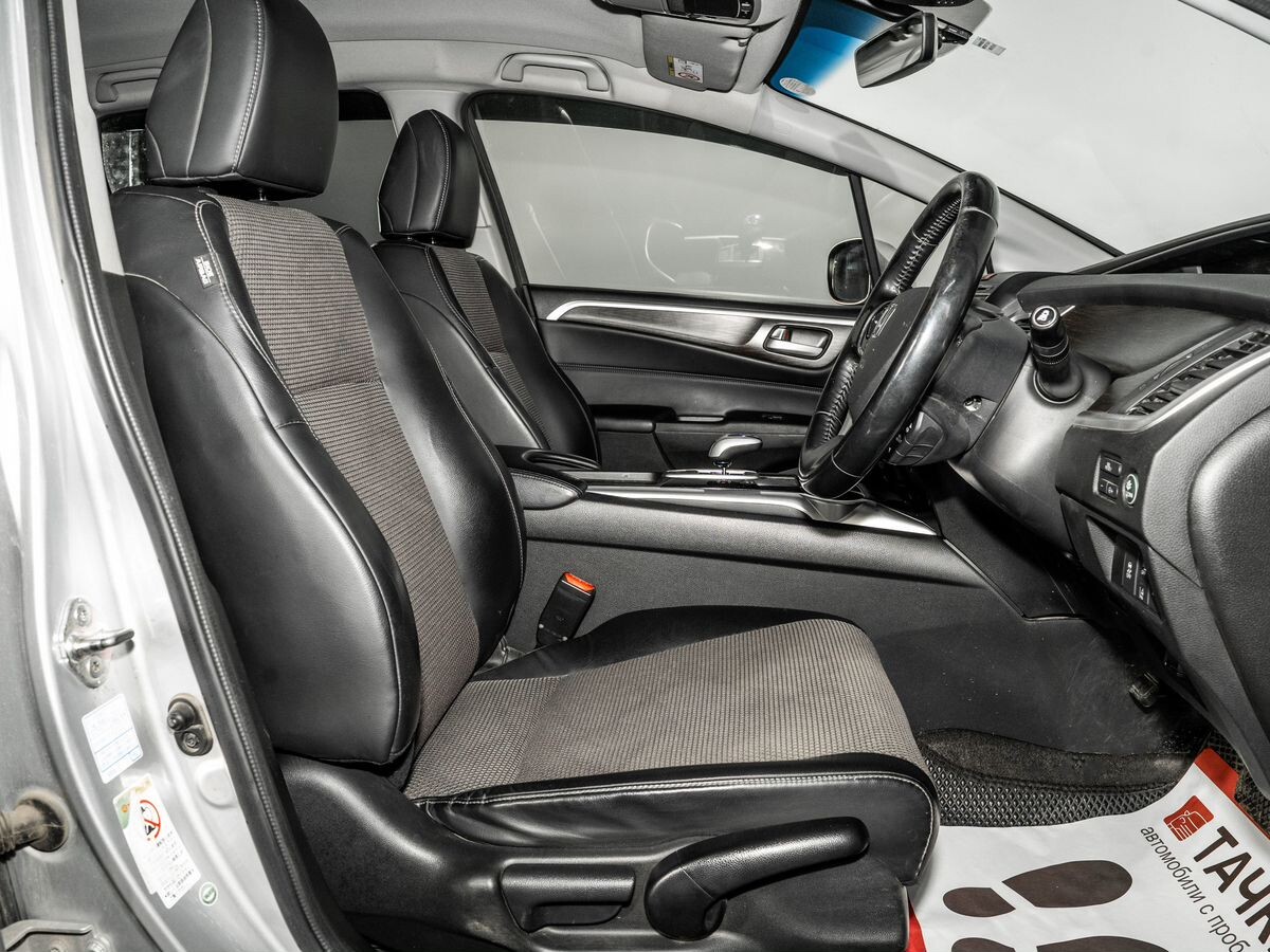 Honda Jade 2015 - фото автомобиля