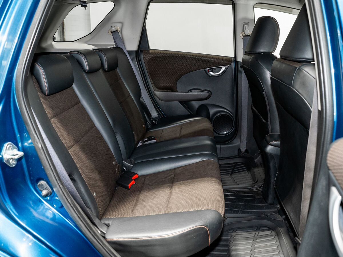 Honda Fit Shuttle 2011 - фото автомобиля