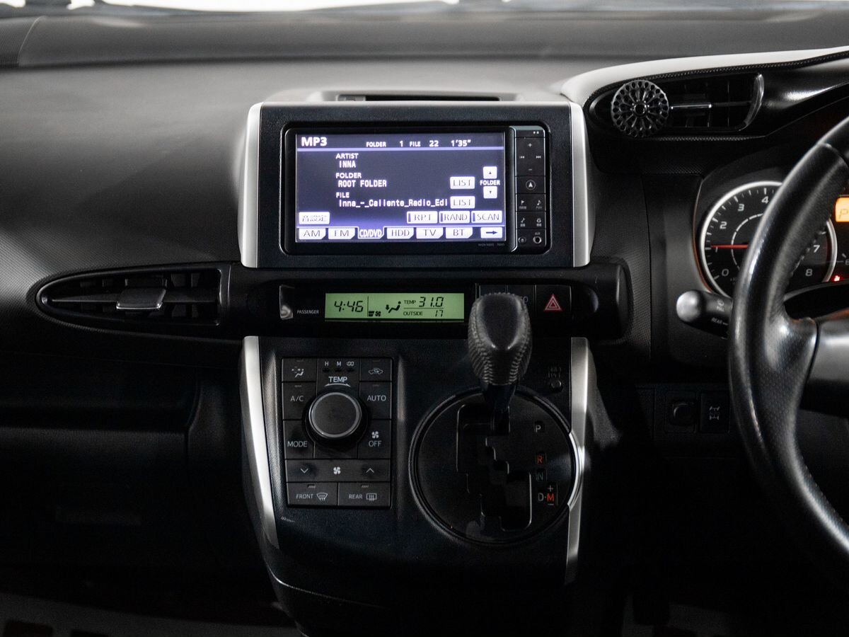 Toyota Wish 2011 - фото автомобиля