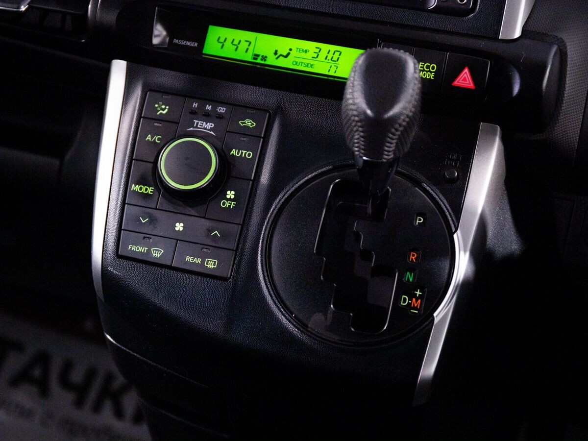 Toyota Wish 2011 - фото автомобиля