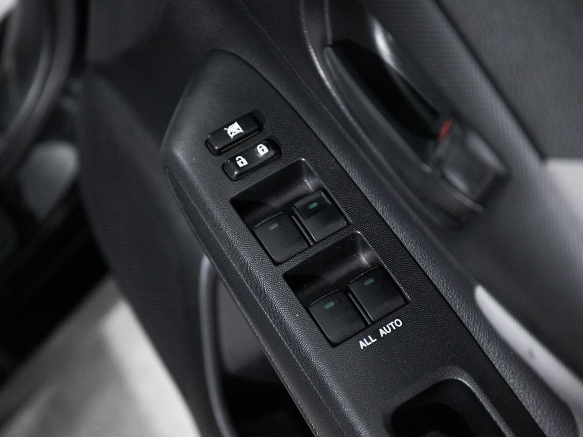 Toyota Wish 2011 - фото автомобиля