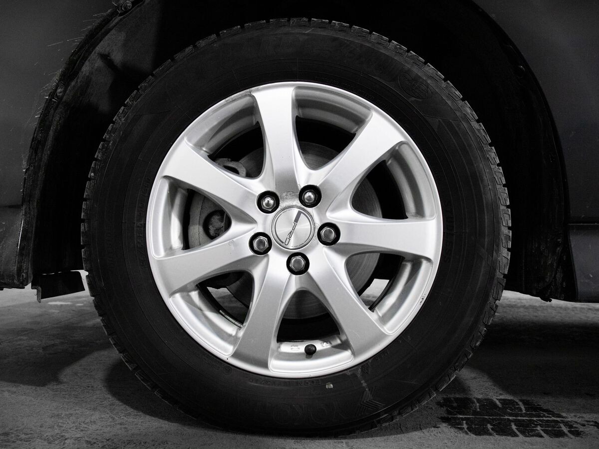 Toyota Wish 2011 - фото автомобиля