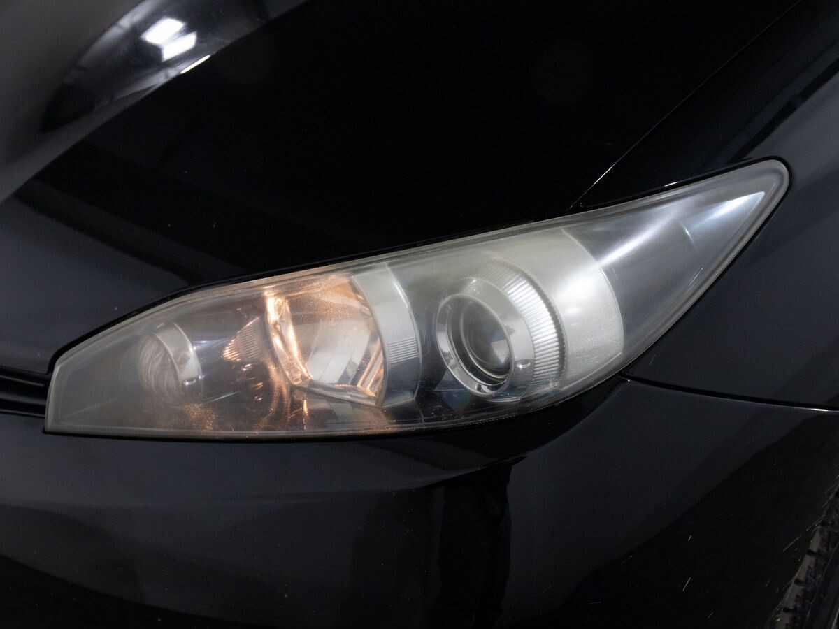 Toyota Wish 2011 - фото автомобиля